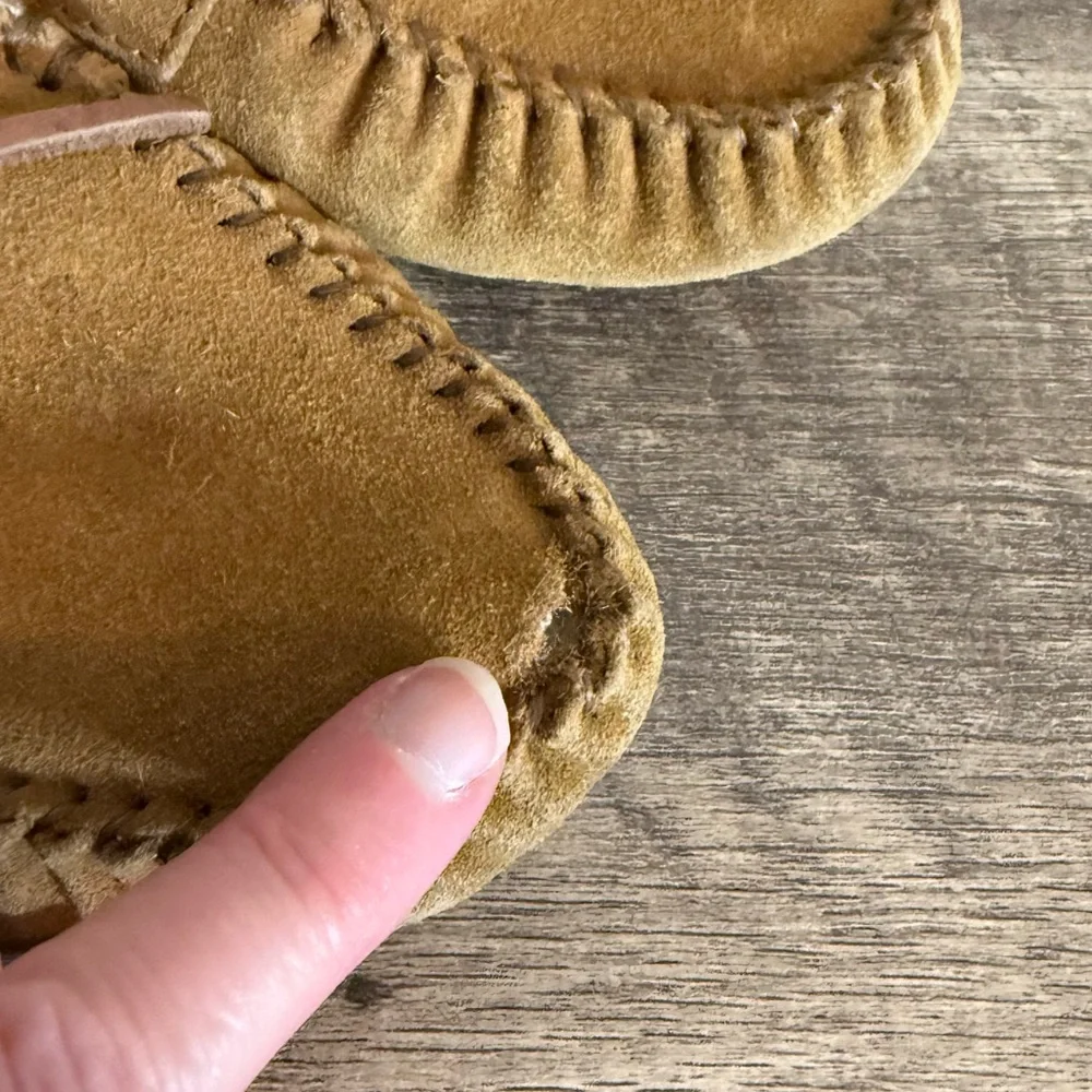 FLAWED Kids Size 1 Suede Leather Ugg Moccasin Slippers Shoes Chestnut Unisex